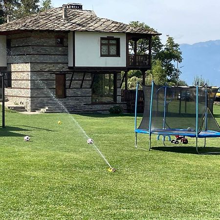 Leshten Guest Homes Bagian luar foto