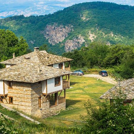 Leshten Guest Homes Bagian luar foto