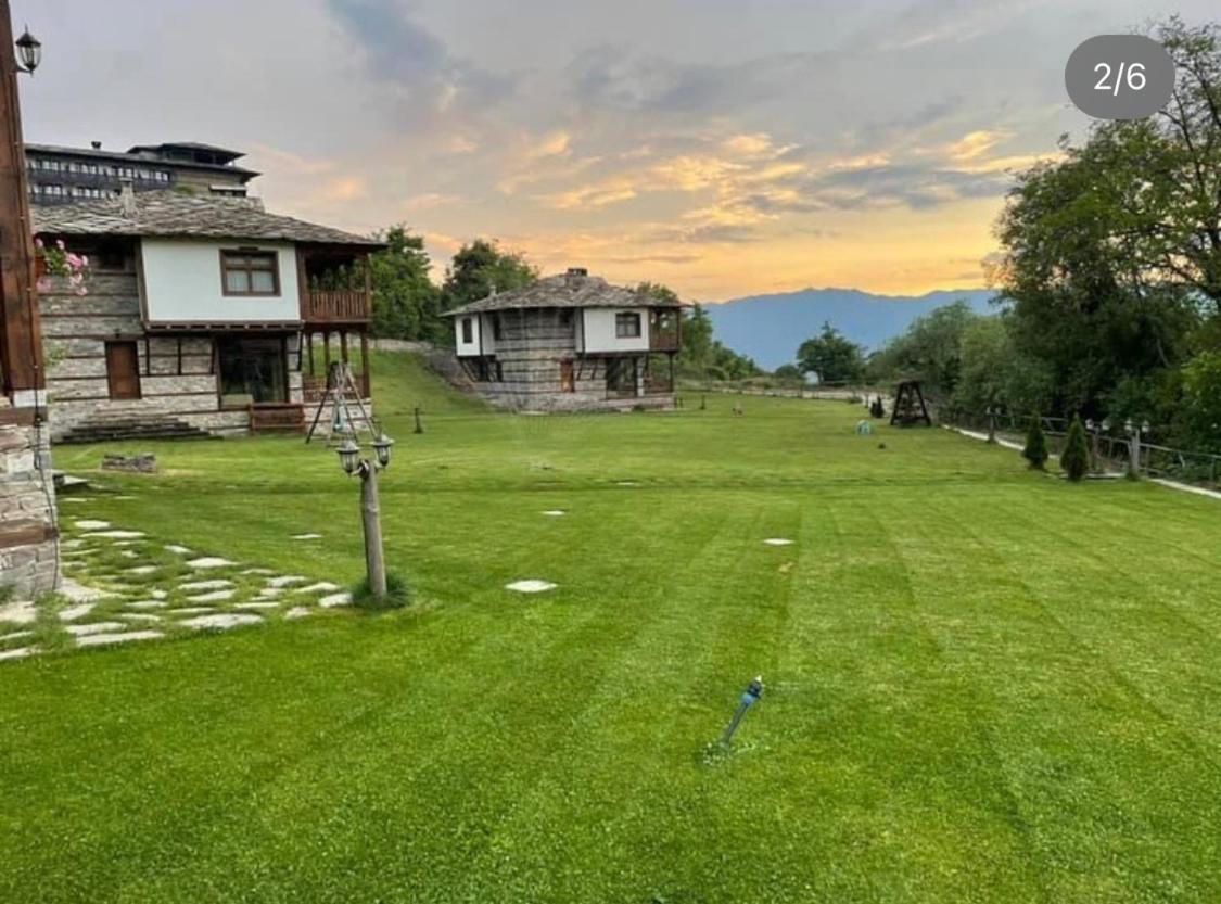 Leshten Guest Homes Bagian luar foto
