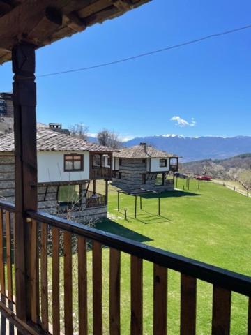 Leshten Guest Homes Bagian luar foto