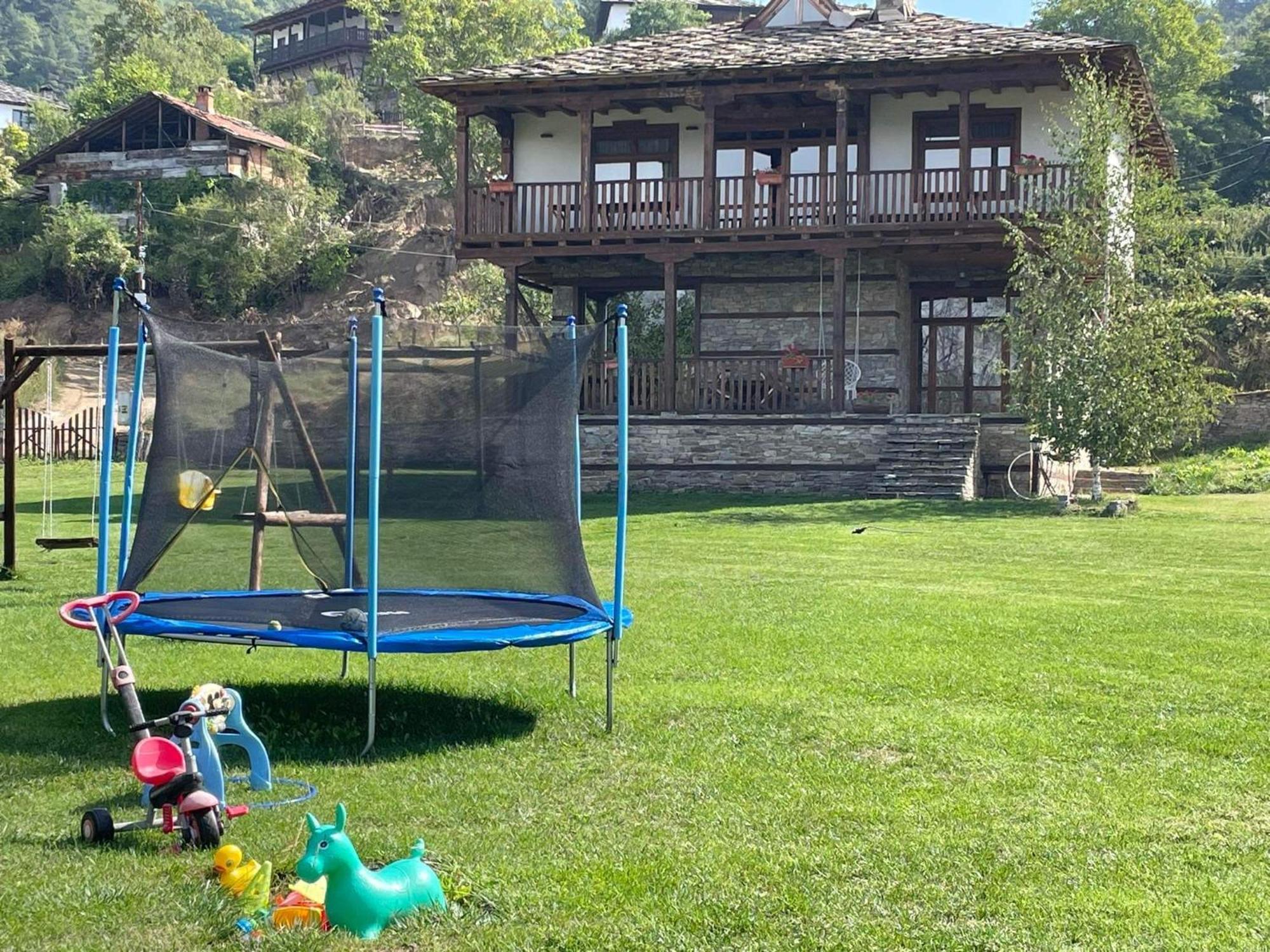 Leshten Guest Homes Bagian luar foto