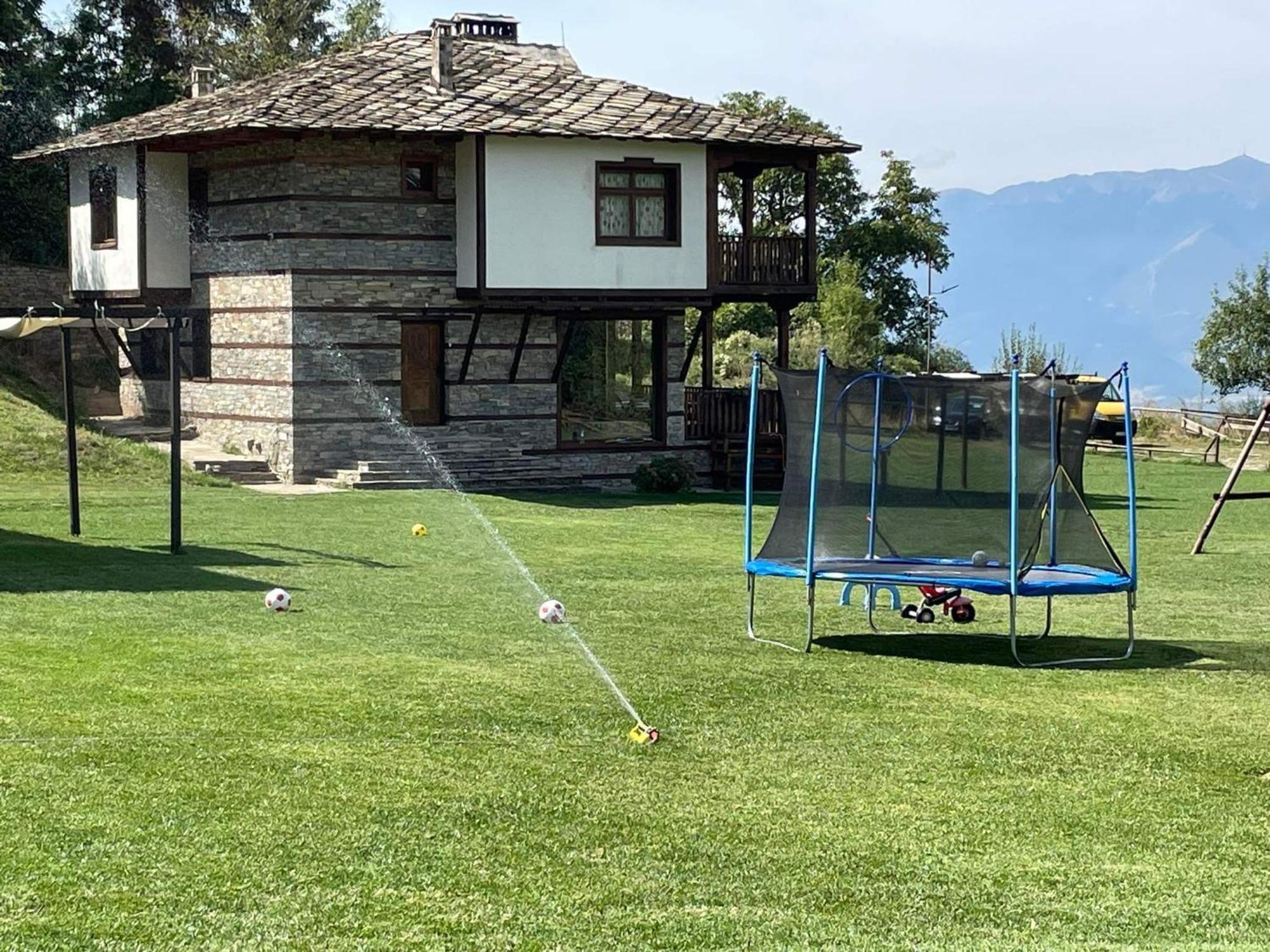 Leshten Guest Homes Bagian luar foto