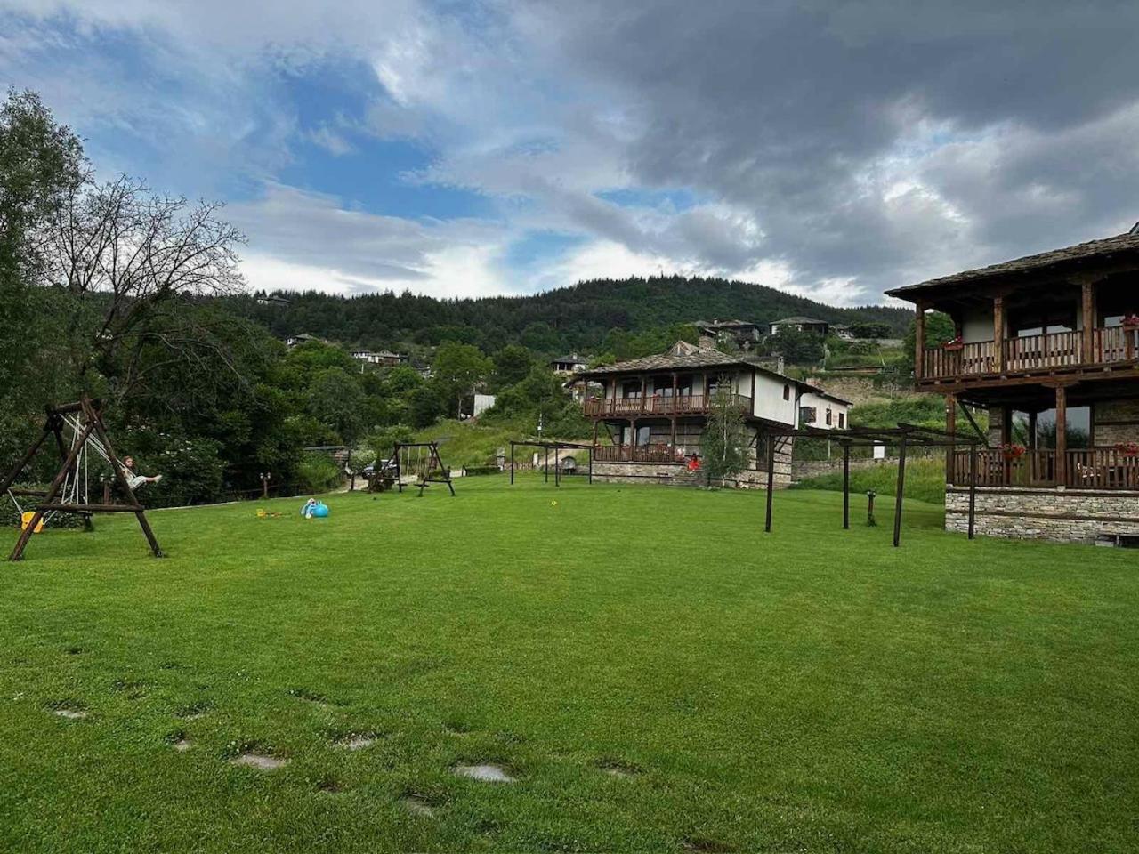 Leshten Guest Homes Bagian luar foto