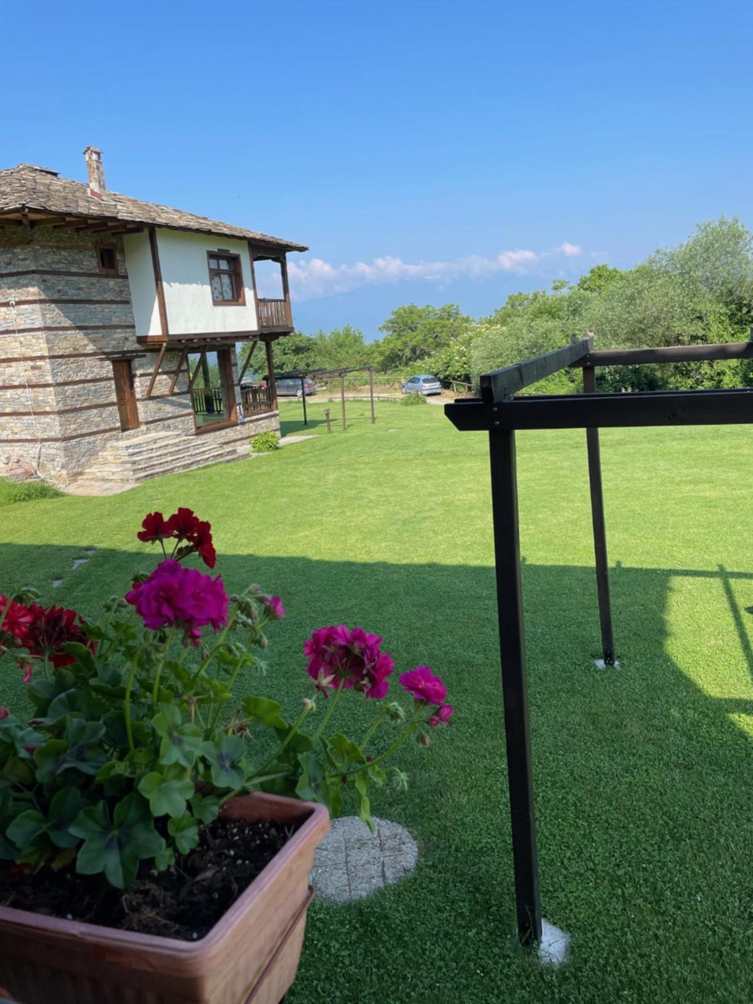 Leshten Guest Homes Bagian luar foto
