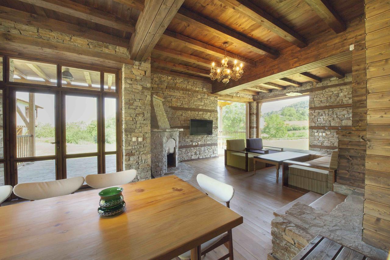 Leshten Guest Homes Bagian luar foto