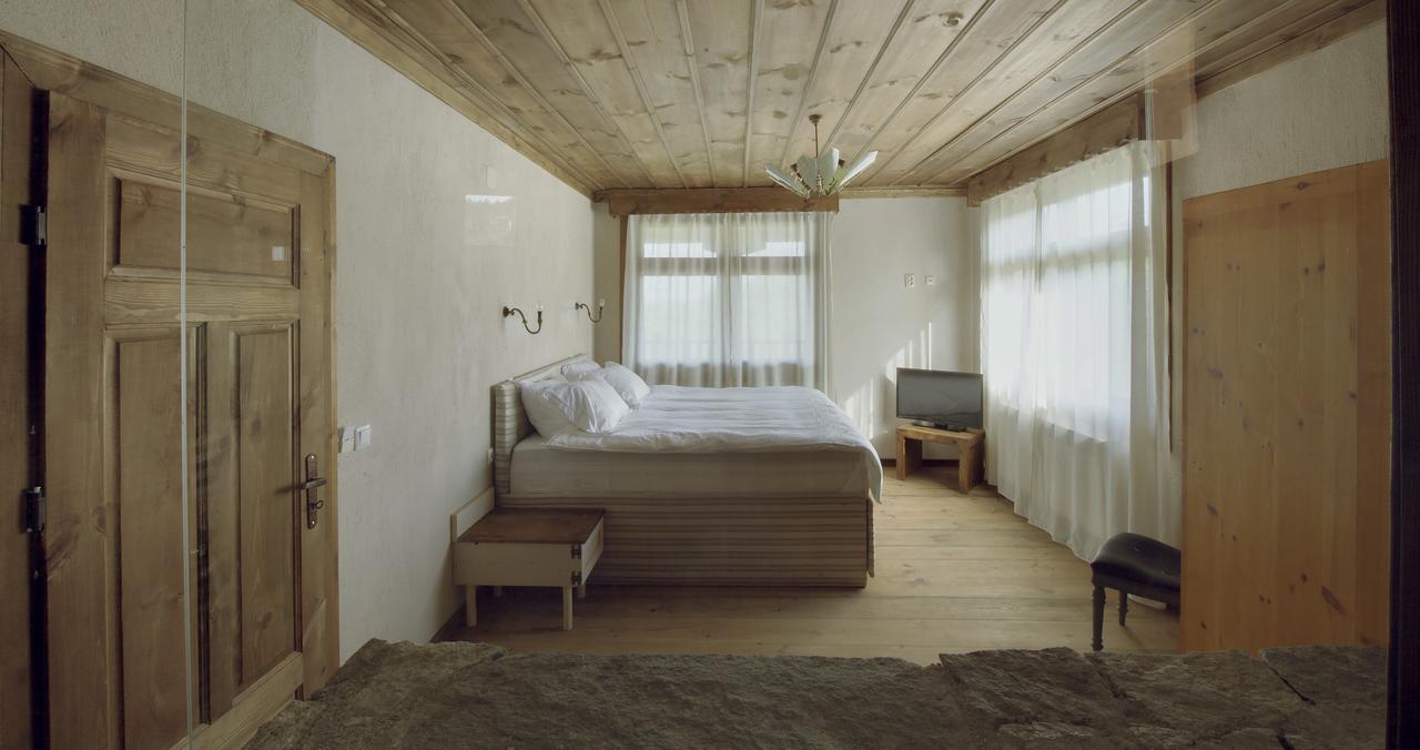 Leshten Guest Homes Bagian luar foto