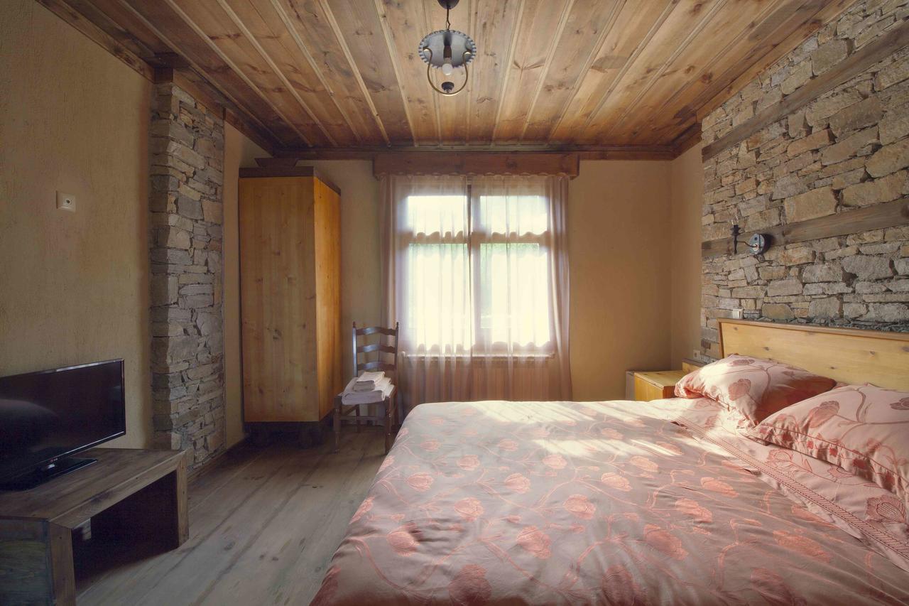 Leshten Guest Homes Bagian luar foto
