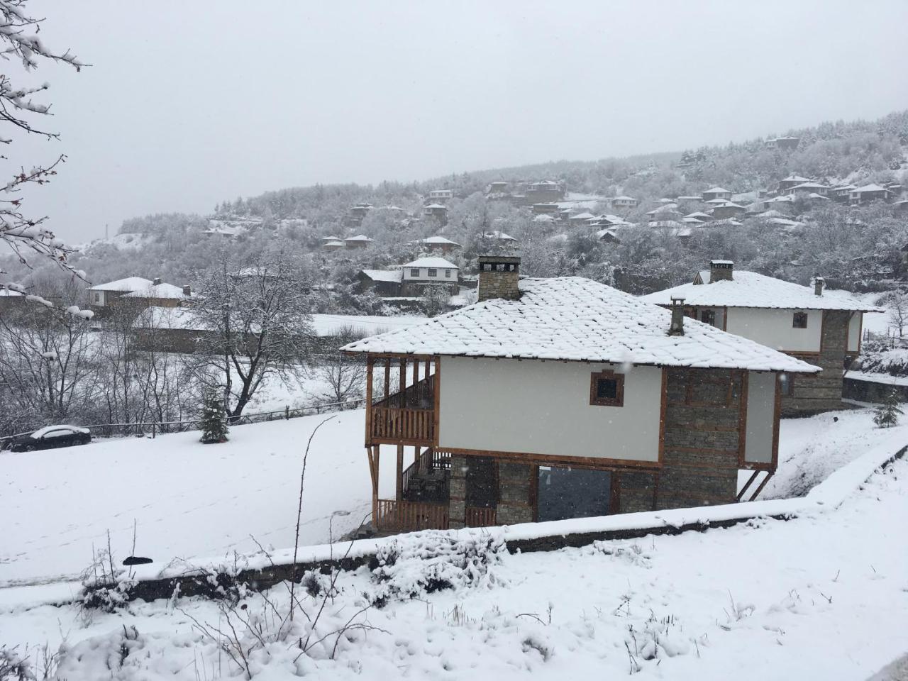 Leshten Guest Homes Bagian luar foto